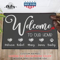 Türmatte, Willkommen in Unserem Haus, Personalisierte Benutzerdefinierte Familie & Haustiername Innen - Und Außenbodenmatte von ChilyPrints