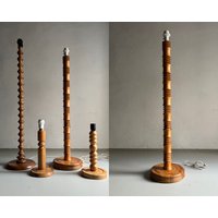 Geschnitzte Kiefer Stehlampe | Massivholz Schweden Jahrgang von HouseOfVintFurniture