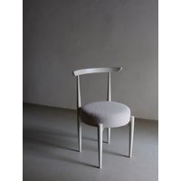 Grauer Boucle Stuhl | Niedrige Sitzfläche Skandinavisch Vintage von HouseOfVintFurniture