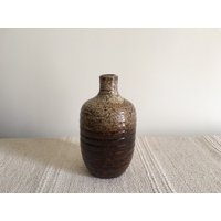 Vintage Art Pottery Bud Vase/Braun Beige Glasierte Vase/Schweden von HouseOfVintFurniture
