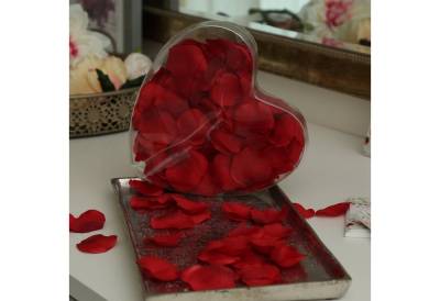 Kunstblume Rosenblätter Geschenkbox Rosenblüten Valentinstag Hochzeit Rose 150St., MARELIDA, Höhe 17.5 cm von MARELIDA