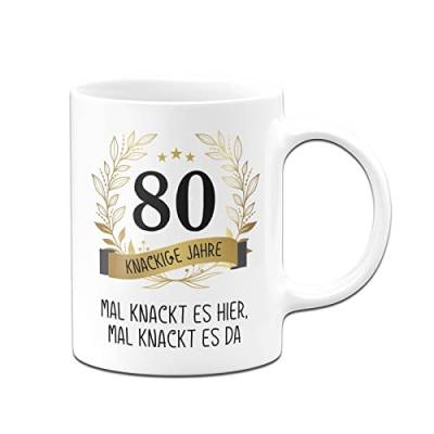 Tassenbrennerei 80. Geburtstag Tasse - 80 knackige Jahre Mal knackt es hier mal knackt es da - Geburtstagsgeschenk lustig - Geschenk (80, Weiß) von Tassenbrennerei