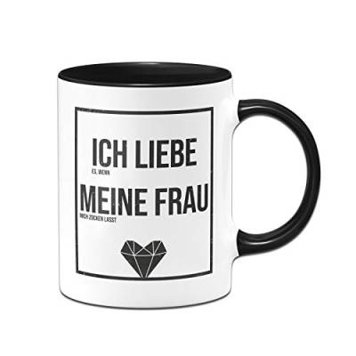 Tassenbrennerei Gaming Tasse mit Spruch Ich Liebe es wenn Meine Frau Mich zocken lässt - Kaffeetasse lustig - Geschenk für Gamer - Spülmaschinenfest (Schwarz) von Tassenbrennerei