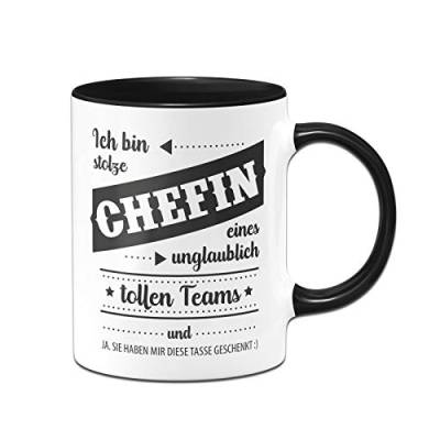 Tassenbrennerei Tasse mit Spruch Ich Bin stolze Chefin eines unglaublich tollen Teams - Kaffeetasse lustig - Spülmaschinenfest (Schwarz) von Tassenbrennerei