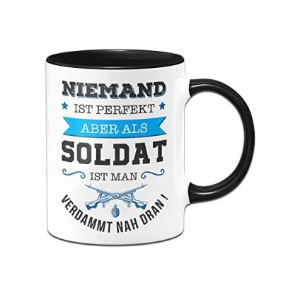 Tassenbrennerei Tasse mit Spruch Niemand ist perfekt aber als Soldat ist man verdammt nah dran! - Kaffeetasse Berufe lustig Geschenk (Schwarz, Soldat) von Tassenbrennerei