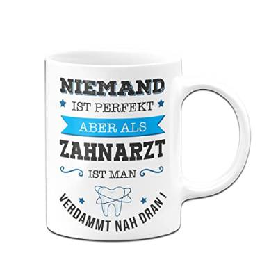 Tassenbrennerei Tasse mit Spruch Niemand ist perfekt aber als Zahnarzt ist man verdammt nah dran! - Kaffeetasse Berufe lustig Geschenk (Weiß, Zahnarzt) von Tassenbrennerei