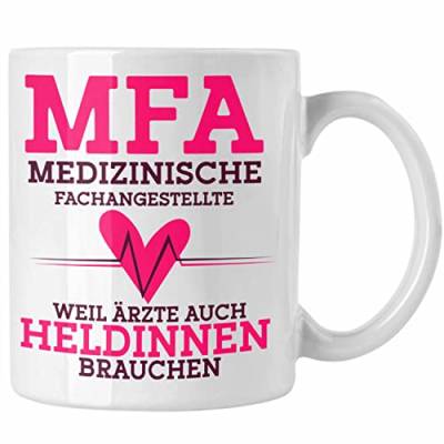 Trendation - Lustige MFA Tasse Geschenk für Medizinische Fachangestellte Geschenkidee Kaffeetasse Weil Ärtze Auch Heldinnen Brauchen (Weiß) von Trendation