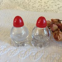 Vintage Rote Salz - Und Pfefferstreuer Mit Reihe Von Hobnail Design Um Den Boden. Topf Bauchiger Salz Pfeffer in Klarem Glas Rot Schraubtops von VeryVictorianStudio