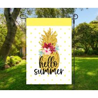 Hello Summer Ananas Polkadot Gelbe Garten Flagge, Outdoor Dekor, Meter Flagge, Sommerzeit Floral, Blumen, Golden Sunshine von WoodridgeCreek