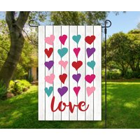 Liebe Herzen Mit Holz Hintergrund Valentinstag Garten Flagge; Im Freien; Fahne; Gartenarbeit; Deko, Valentinstagsfahne, Bunte von WoodridgeCreek