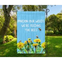Pardon Our Weeds We're Feeding The Bees Garden Flag, Yard Frühlingsdekoration, Outdoor Dekor, Gartendekoration, Outdoor, Frühling von WoodridgeCreek