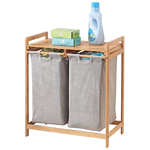 mDesign Badregal mit Wäschesammler – Zwei herausnehmbare Wäschebehälter mit Griffen – mit Ablage für Waschpulver, Weichspüler etc. – bambusfarben von mDesign