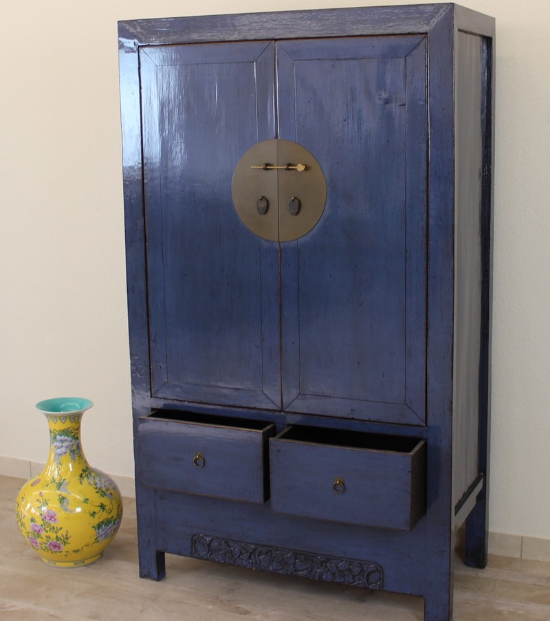 Chinesischer Hochzeitsschrank in blau mit zwei Schubladen Chinesischer Hochzeitsschrank in blau mit zwei Schubladen von Feine Chinamöbel