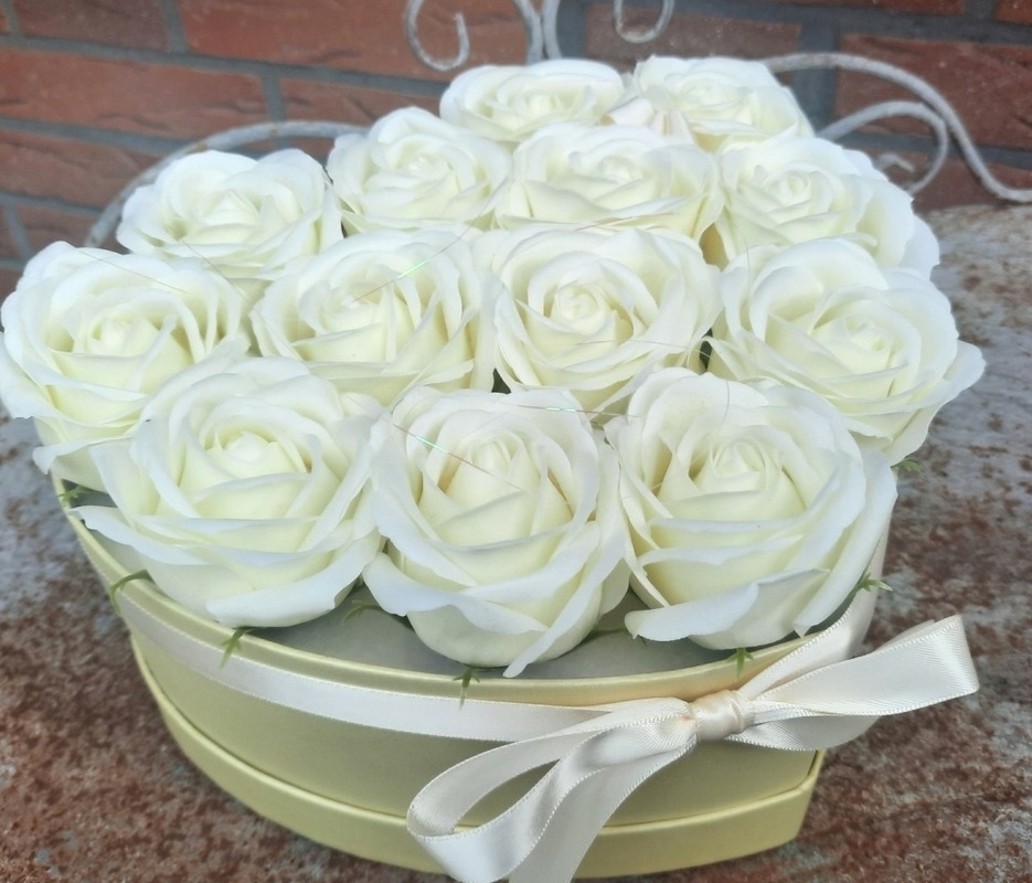 Seifenrosen creme-weiß in Herz-Box Geschenk Seifenrosen creme-weiß in Herz-Box Geschenk von Smuk
