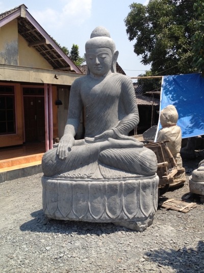 Riesen Budha Skulptur Buddha Steinskulptur Stein Statue Feng Shui Design Buda Garten Dekoration von Hand aus einem Steinblock gemeißelt, geschliffen und poliert in Bali Sculpture Buddha Stonesculptur Stone statue Feng Shui Design garden decoration von TARSHOPBALI