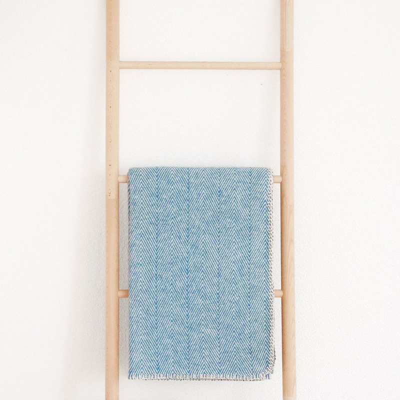 Leichte Kuscheldecke mit Fischgrätmuster, weiche Bio-Baumwolle - "Finn" OEKO-Tex, blau Leichte Kuscheldecke mit Fischgrätmuster, weiche Bio-Baumwolle - "Finn" OEKO-Tex, blau von RIEMA Germany