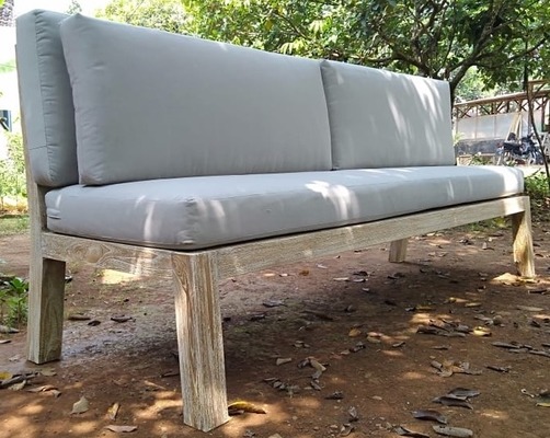 Sofa Couch Polstermöbel Lounge Liege Ottomane Tagesbett Relaxliege Sessel Liegeinsel Lounge Liege Gartenliege Sonnenliege Garten Loungeliege Tagesbett dieses Hochwertige Sofa wird in Handarbeit auf Bali aus Teak Holz gefertigt und wird mit Polsterauflage von TARSHOPBALI