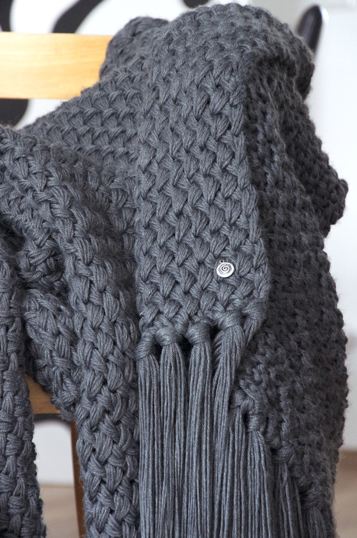 Decke | Blanket „Cross the dark lines toward the light” von Nebelschnecke