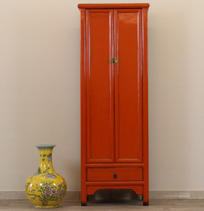 Schmaler Hochzeitsschrank aus China Schmaler Hochzeitsschrank aus China von Feine Chinamöbel