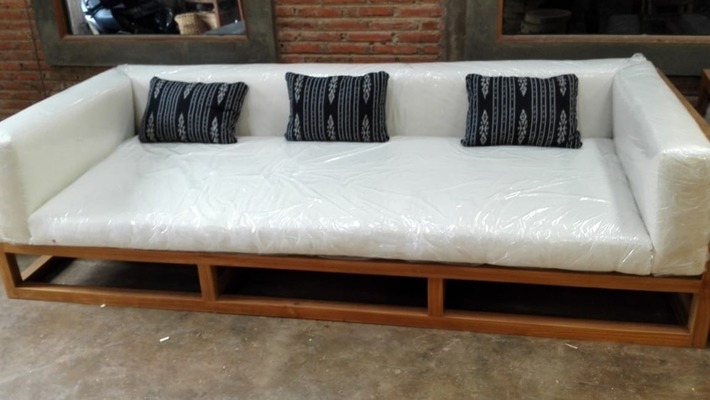 Sofa Couch Polstermöbel Lounge Liege Ottomane Tagesbett Relaxliege Sessel Liegeinsel Lounge Liege Gartenliege Sonnenliege Garten Loungeliege Tagesbett dieses Hochwertige Sofa wird in Handarbeit auf Bali aus Teak Holz gefertigt wird mit Polsterauflage von TARSHOPBALI