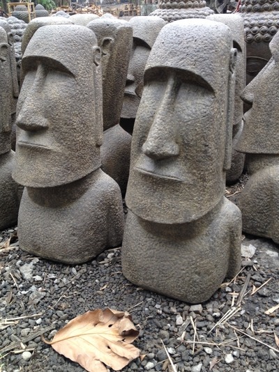 Skulptur Moai Steinskulptur Rapa Nui Maori Figur Osterinsel Tiki Garten Dekoration Aus Lava Sand und Zement in Bali Hand gefertigt Sculpture Moai Steinskulptur Stone statue Rapa Nui Design garden decoration Made of lava sand and cement in Bali Hand made H von TARSHOPBALI