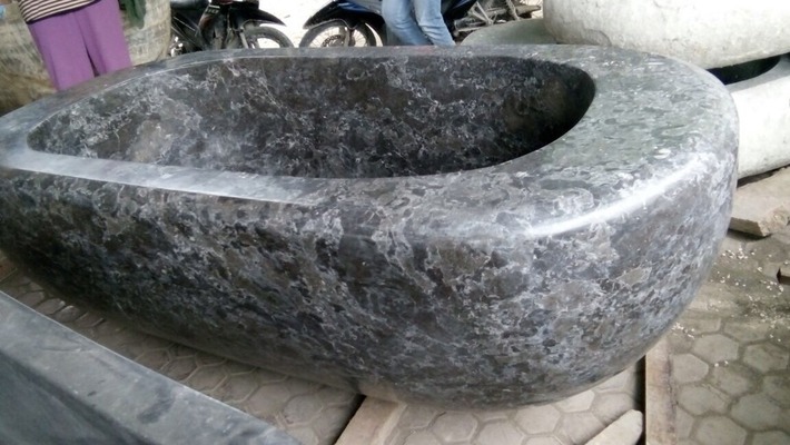 Badewanne Freistehende Marmorwanne Steinwanne Wanne Spa Becken Aussenwanne Badetopf Die Wanne wird in Bali von Hand aus Marmor Stein gefertigt. Bathtub Freestanding Marble Bath Stone Bath Whirlpool Jacuzzi The bath is made in Bali by hand marble stone. von TARSHOPBALI