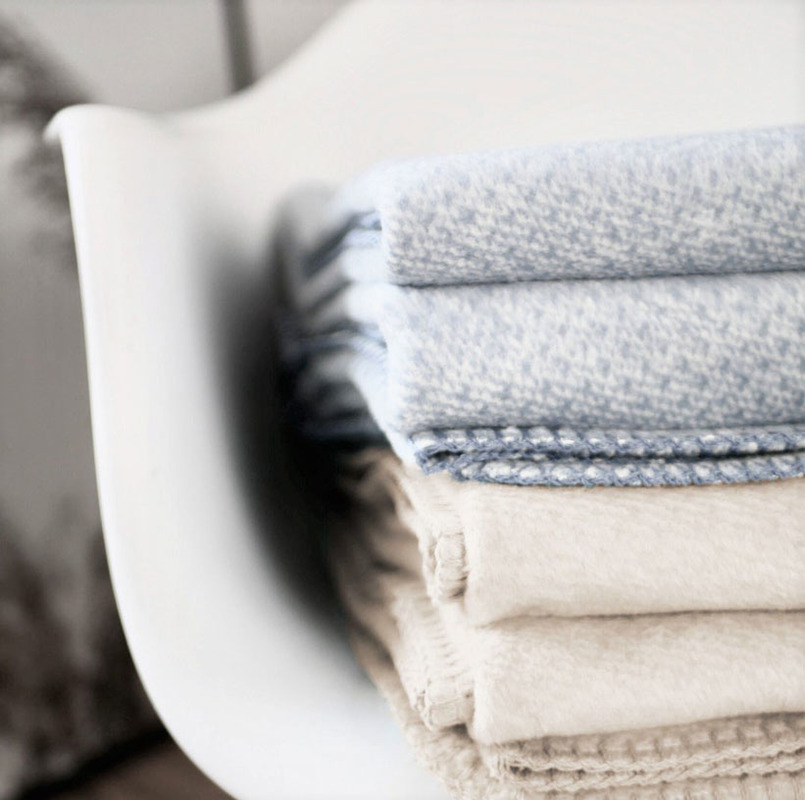 Kuschelig weiche Wohndecke "Emma" von RIEMA, aus 100% Bio-Baumwolle, Made in Germany, sand Kuschelig weiche Wohndecke "Emma" von RIEMA, aus 100% Bio-Baumwolle, Made in Germany, sand von RIEMA Germany