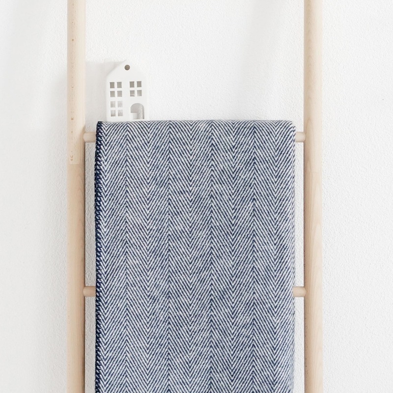 Weiche und leichte Kuscheldecke, 100% Bio-Baumwolle - "Finn" OEKO-Tex, Fischgrätmuster, dunkelblau Weiche und leichte Kuscheldecke, 100% Bio-Baumwolle - "Finn" OEKO-Tex, Fischgrätmuster, dunkelblau von RIEMA Germany