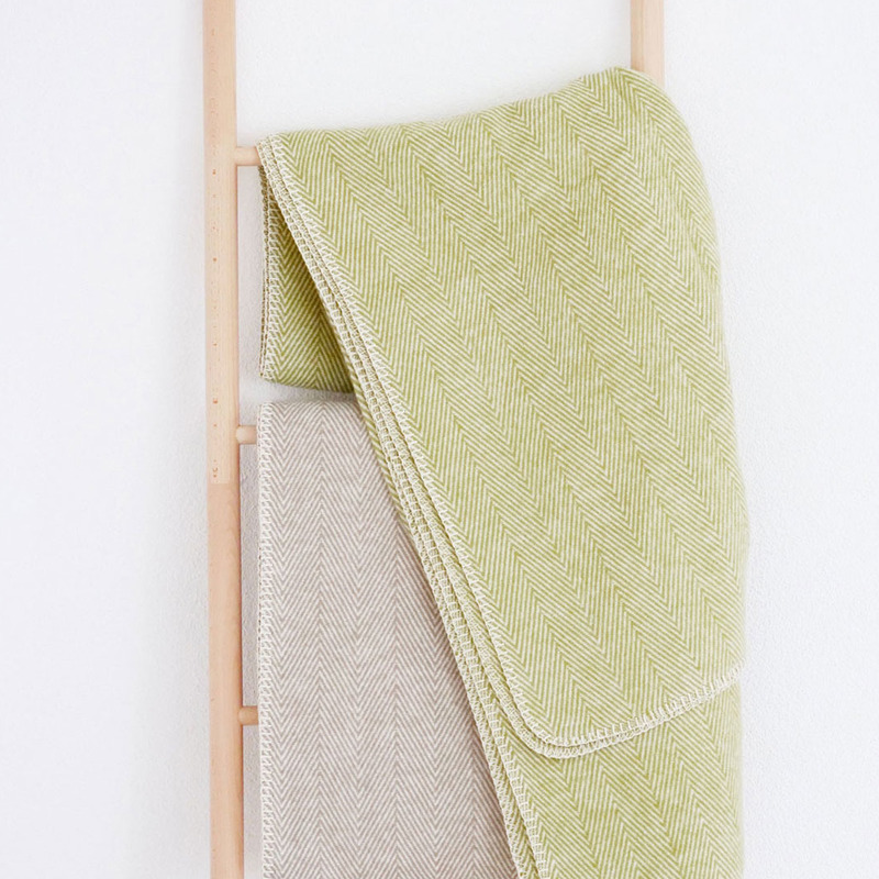 Leichte Kuscheldecke mit Fischgrätmuster, Bio-Baumwolle - "Finn" OEKO-Tex, grün Leichte Kuscheldecke mit Fischgrätmuster, Bio-Baumwolle - "Finn" OEKO-Tex, grün von RIEMA Germany