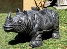 Skulptur Nashorn Statue Rhinozeross Steinskulptur Rhino Nashörner Rhinozerosse Design Garten Dekoration Nashornskulptur Deco Gartendekoration von Hand gefertigt aus Fieberglas Lavasand und Zement Sculpture Rhino Statue Rhinoceros Stone Sculpture Rhino von TARSHOPBALI