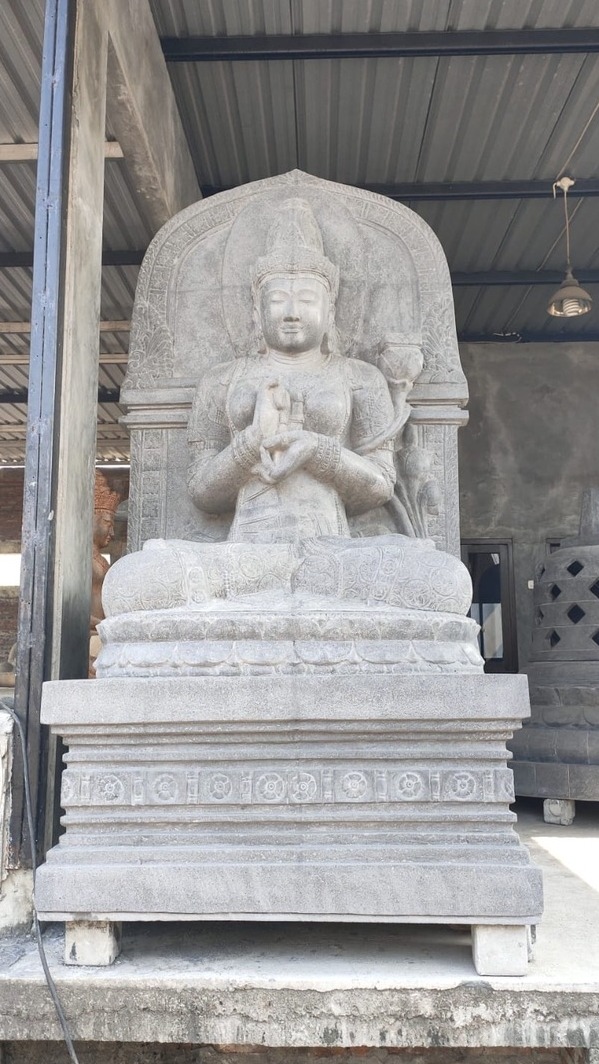 Skulptur Ken Dedes die erste Königin von Singhasari Java Indonesien Steinskulptur Stein Statue von TARSHOPBALI