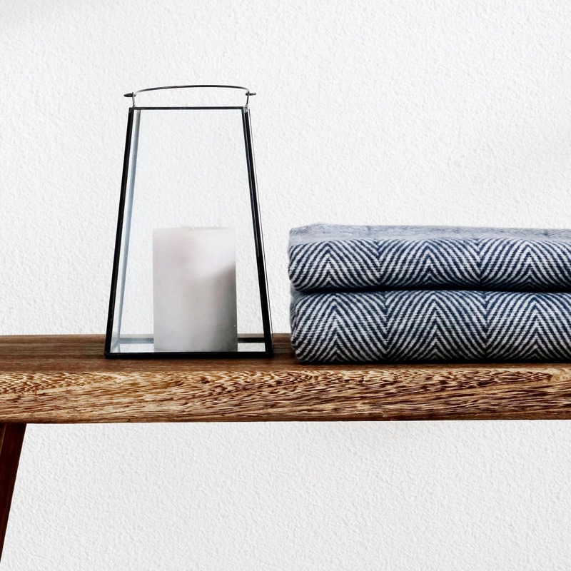 Weiche und leichte Kuscheldecke, 100% Bio-Baumwolle - "Finn" OEKO-Tex, Fischgrätmuster, dunkelblau Weiche und leichte Kuscheldecke, 100% Bio-Baumwolle - "Finn" OEKO-Tex, Fischgrätmuster, dunkelblau von RIEMA Germany