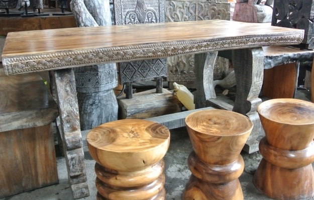 Tisch Esstisch Gartentisch Holztisch Küchentisch Ladentisch Massivtisch Wohnzimmertisch Ladentheke Holztisch Suar Holz Beistelltisch Kaffeetisch von Hand aus Suar Holz in Bali gefertigt  Der Rand ist beschnitzt. Table dining table garden table wooden von TARSHOPBALI