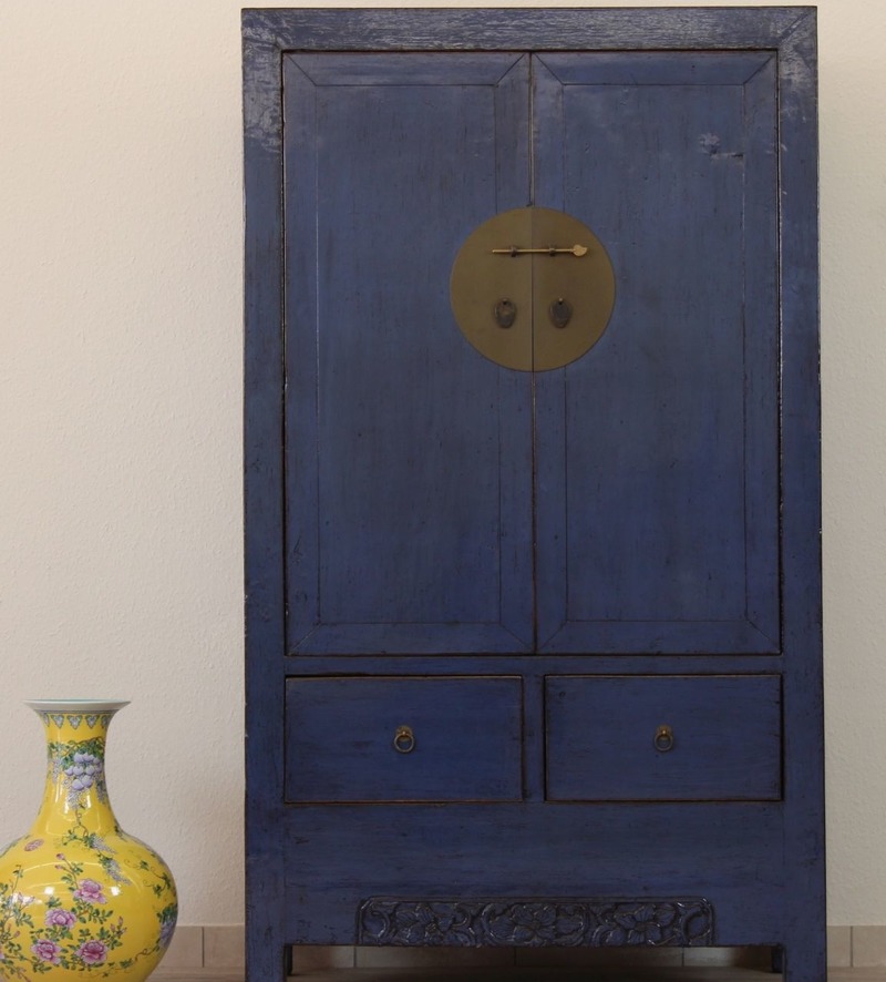 Chinesischer Hochzeitsschrank in blau mit zwei Schubladen Chinesischer Hochzeitsschrank in blau mit zwei Schubladen von Feine Chinamöbel
