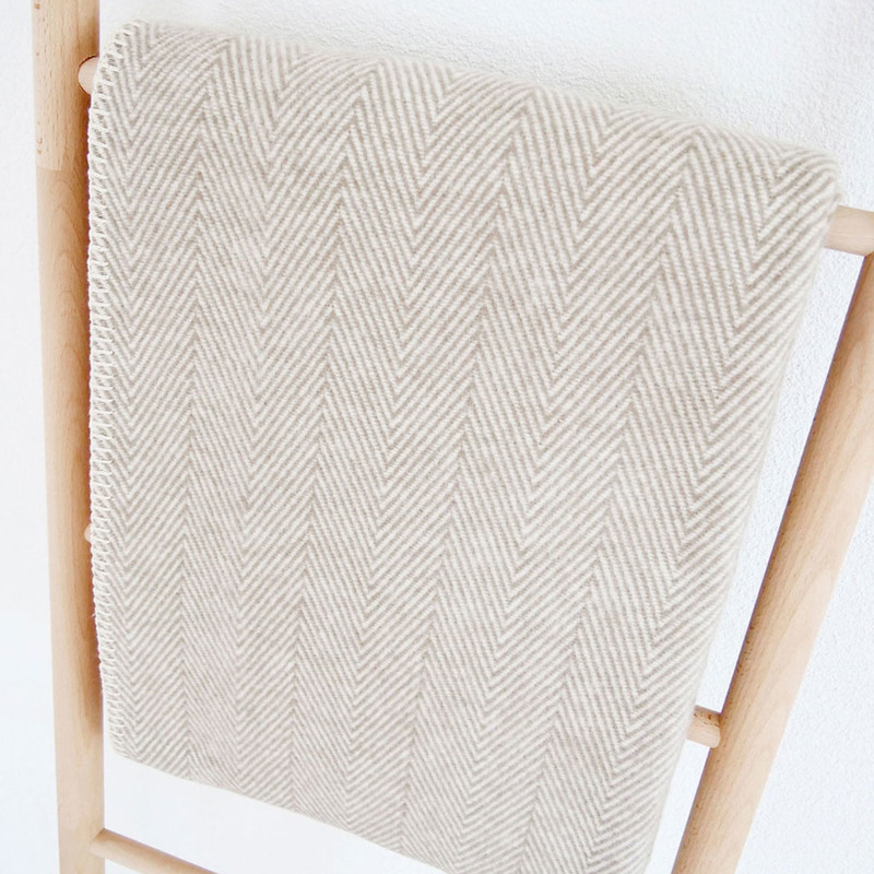 Leichte Kuscheldecke mit Fischgrätmuster, weicher Bio-Baumwolle - "Finn" OEKO-Tex, taupe von RIEMA Germany