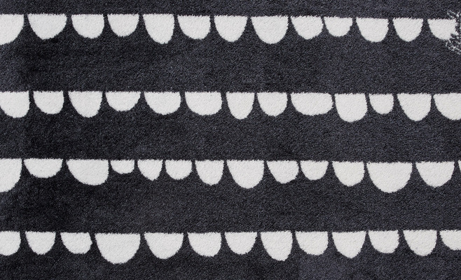 Mad About Mats Teppich Bruno mit Halbkreismuster schwarz-weiß 110x67cm Mad About Mats Teppich Bruno mit Halbkreismuster schwarz-weiß 110x67cm von EIKORA