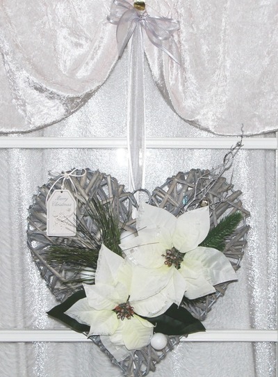 Türschmuck Türdekoration für Weihnachten mit einem Rattanherz & weißen Weihnachtssternen Türschmuck Türdekoration für Weihnachten mit einem Rattanherz & weißen Weihnachtssternen von gp-metallum-de