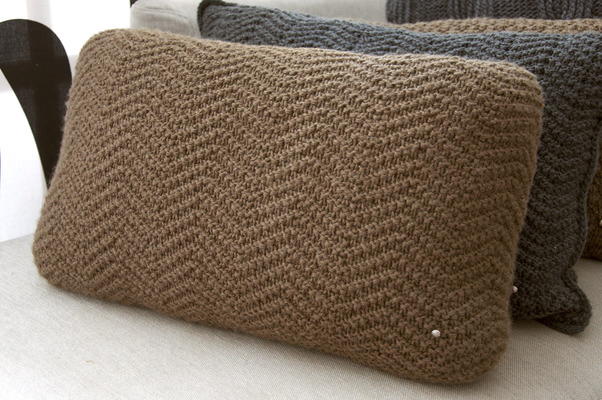 Kissen | Pillow „Lay back in the arms of chocolate” von Nebelschnecke