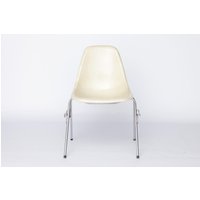 Charles Eames Fiberglass Chair - Model Dss, 1950S Mid-Century Modern Design, Vintage Original With Metal Base Charles Eames Fiberglass Chair - Model Dss, 1950S Mid-Century Modern Design, Vintage Original With Metal Base von 1001VintageChairs