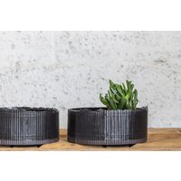 Großer Handgemachter Schwarzer Keramik-Übertopf Moderner Sukkulenten-Übertopf | 22 cm B X 10 cm von 1220CeramicsStudio
