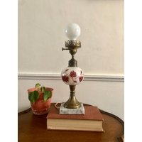 Vintage Milchglas Messing Lampe - Mcm Lampe, Filigree, Hollywood Regency von 1319Vintage