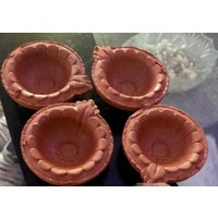 4Er Set Clay Diya - Handgemachte Tonschale Diya-Topf Diwali Dipak-Topf 4Er-Set Ausgefallenes Handbemaltes Geschenk-Set 4Er Set Clay Diya - Handgemachte Tonschale Diya-Topf Diwali Dipak-Topf 4Er-Set Ausgefallenes Handbemaltes Geschenk-Set von 136Jewelry