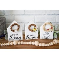 Hello Spring, Summer & Fall Bundle-stufen-Tablett Deko-stufen-Tablett-Set Von 3 Saisonalen Dekoren Hello Spring, Summer & Fall Bundle-stufen-Tablett Deko-stufen-Tablett-Set Von 3 Saisonalen Dekoren von 1905Farmhouse
