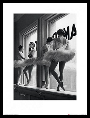 1art1 Ballett Poster Kunstdruck Bild und MDF-Rahmen Schwarz - Ballerinas Auf Der Fensterbank des Proberaums (80 x 60cm) von 1art1