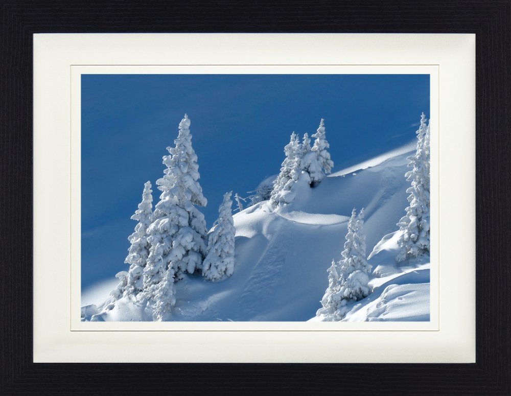 1art1 Bild mit Rahmen Winter - Glitzernder Schnee Auf Eingeschneiter Berglandschaft von 1art1