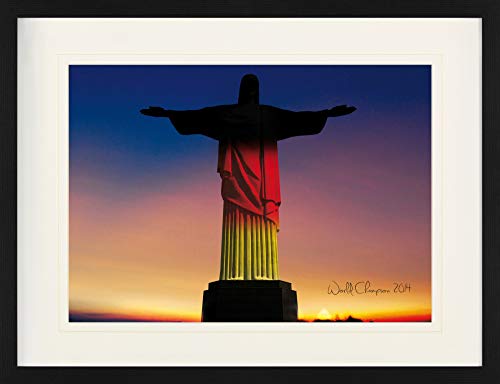 1art1 Fußball Poster Deutschland Weltmeister 2014, Cristo In Schwarz, Rot, Gold Gerahmtes Bild Mit Edlem Passepartout | Wand-Bilder | Im Bilderrahmen 80x60 cm von 1art1