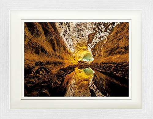 1art1 Höhlen Poster Lava-Grotte In Türkis, Gold Und Ocker Spiegelt Sich Im Wasser Gerahmtes Bild Mit Edlem Passepartout | Wand-Bilder | Im Bilderrahmen 40x30 cm von 1art1