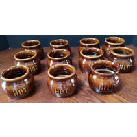 11 Braune Salsa-Gerichte Aus Ton Mit Mild Hot Label Auf Der Vorderseite 11 Braune Salsa-Gerichte Aus Ton Mit Mild Hot Label Auf Der Vorderseite von 200WashingtonStreet