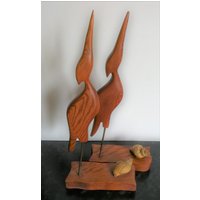 Paar Große Geschnitzte Hölzerne Kranich Vogel Figur Vintage Retro Mid Century Massivholz Draht Beine Und Schalen von 20thCenturyStuff