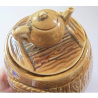 Tea Time Vintage Keramik Deckeltopf in Form Eines Fasses Mit Teekannenknauf Perfekt Tea Time Vintage Keramik Deckeltopf in Form Eines Fasses Mit Teekannenknauf Perfekt von 20thCenturyStuff